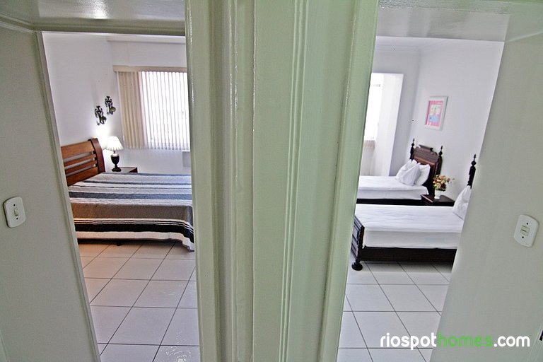 Comfortable two-bedroom apartment with sea view in Copacaban
