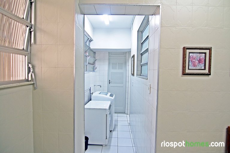Comfortable two-bedroom apartment with sea view in Copacaban