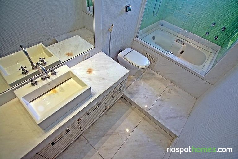 4 Bedrooms with scenic view