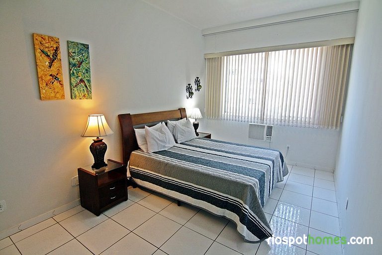 Comfortable two-bedroom apartment with sea view in Copacaban