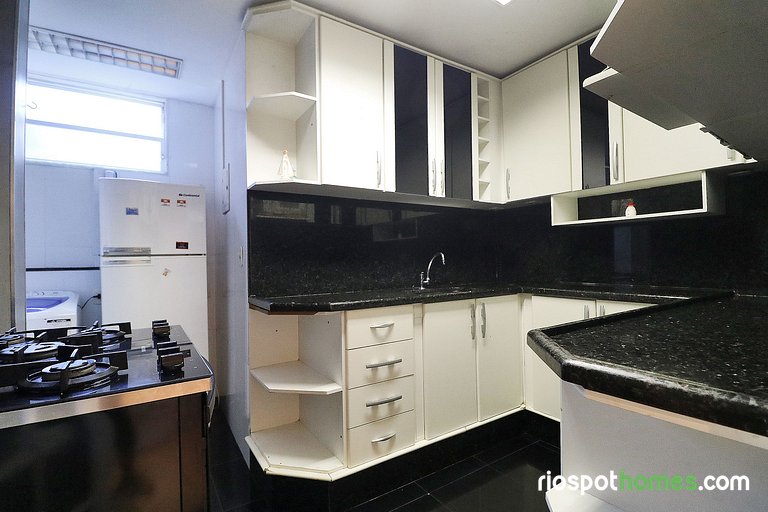 Excellent 2 bedroom apartment close to Copacabana beach!