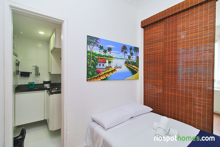 Low budget apartment with air conditioning and free amenitie