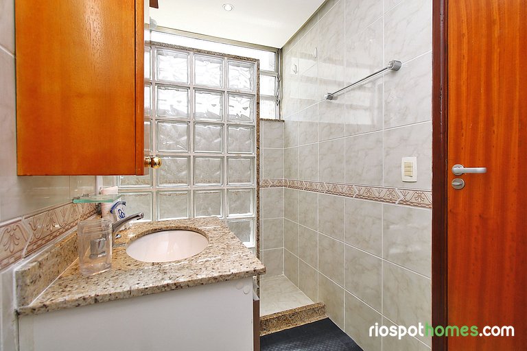 Apartamento com vista lateral para o mar em Copacabana