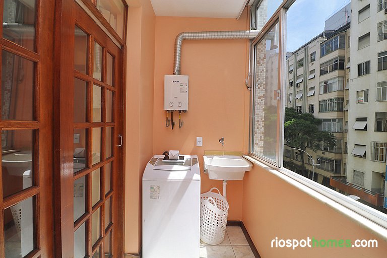 Apartamento com vista lateral para o mar em Copacabana
