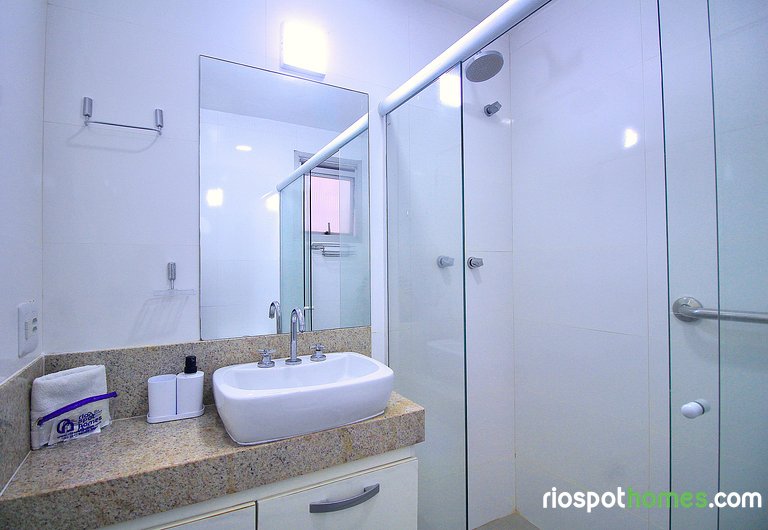 Comfort! Unbeatable Location in Copacabana U054