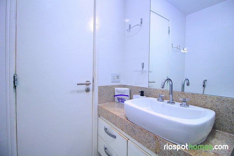 Comfort! Unbeatable Location in Copacabana U054