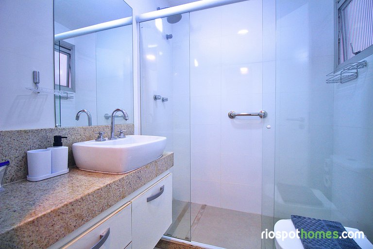 Comfort! Unbeatable Location in Copacabana U054