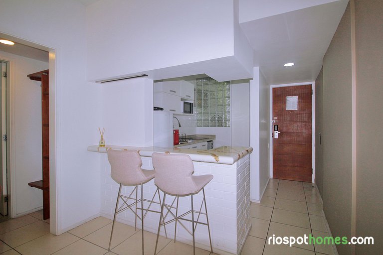 Comfort! Unbeatable Location in Copacabana U054