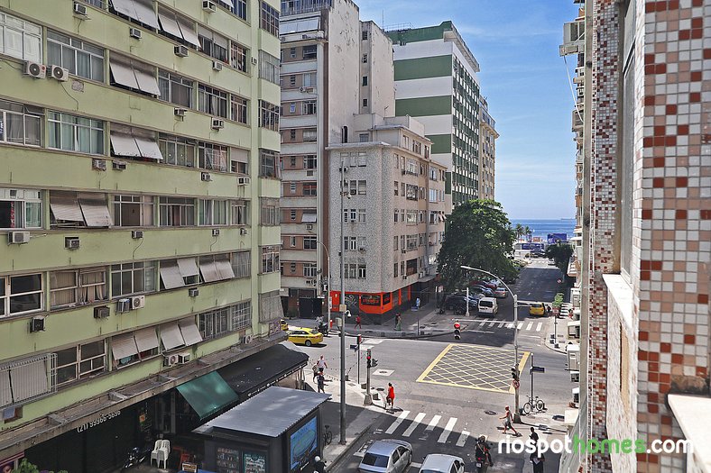 Apartamento com vista lateral para o mar em Copacabana